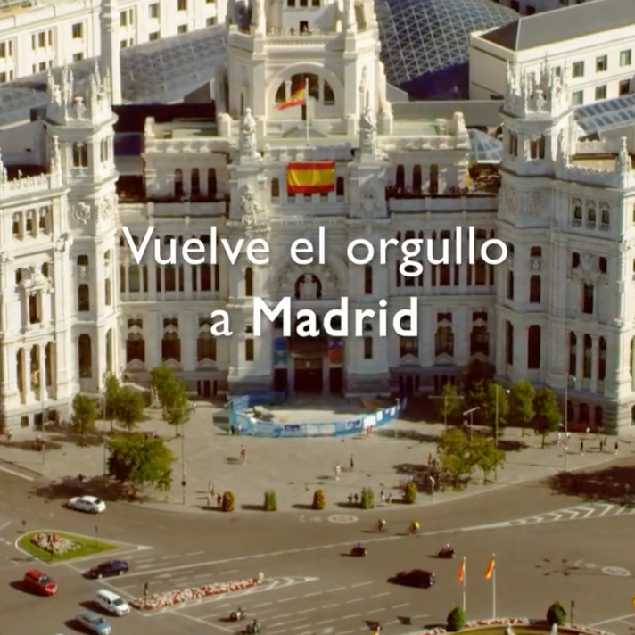 Imagen de la Campaña del Orgullo del ayuntamiento de Madrid y Mado:
Cibeles sin bandera LGTBIAQ+.
Otra vez.
El Ayuntamiento se llena de banderas de España, pero ni rastro del arcoíris .
Ni una sola señal del Orgullo.
A pesar de que el Tribunal Supremo ya dejó claro que nuestra bandera no es partidista.
¿Entonces qué es esto? ¿Olvido? No. Es desprecio.
Es ideología.
Es censura.
Mientras tanto, Ayuso dice que las charlas LGTBIAQ+ en colegios deben darlas médicos.
¡¡Como si fuéramos una enfermedad!! Como si no lleváramos décadas educando desde los barrios, desde la calle, desde la realidad que vivimos.
Y @madorgullo calla.
Calla mientras Almeida recorta, mientras Ayuso veta, mientras se desmantelan asociaciones y ayudas...
Calla mientras llenan sus campañas de euros, turistas y postureo vacío.
El Orgullo no llega a Madrid hasta que Ayuso y Almeida nos señalan, nos insultan y nos niegan, y desde las juntas de distrito replican su odio y sus recortes.
Y aun así, #mado les sigue el juego.
Ni un solo mensaje político. Ni una crítica pública. Solo euros. Solo espectáculo.
Recuerda que nuestra lucha no es un souvenir, no se vende en tiendas.
No somos parte de su escaparate.
Somos la respuesta a todo lo que nos quieren arrebatar, como todos los orgullos críticos que señalan este sin sentido del Orgullo CapitalISTA
Cibeles sin arcoíris es la imagen perfecta de su campaña:
vacía, cobarde, vendida.