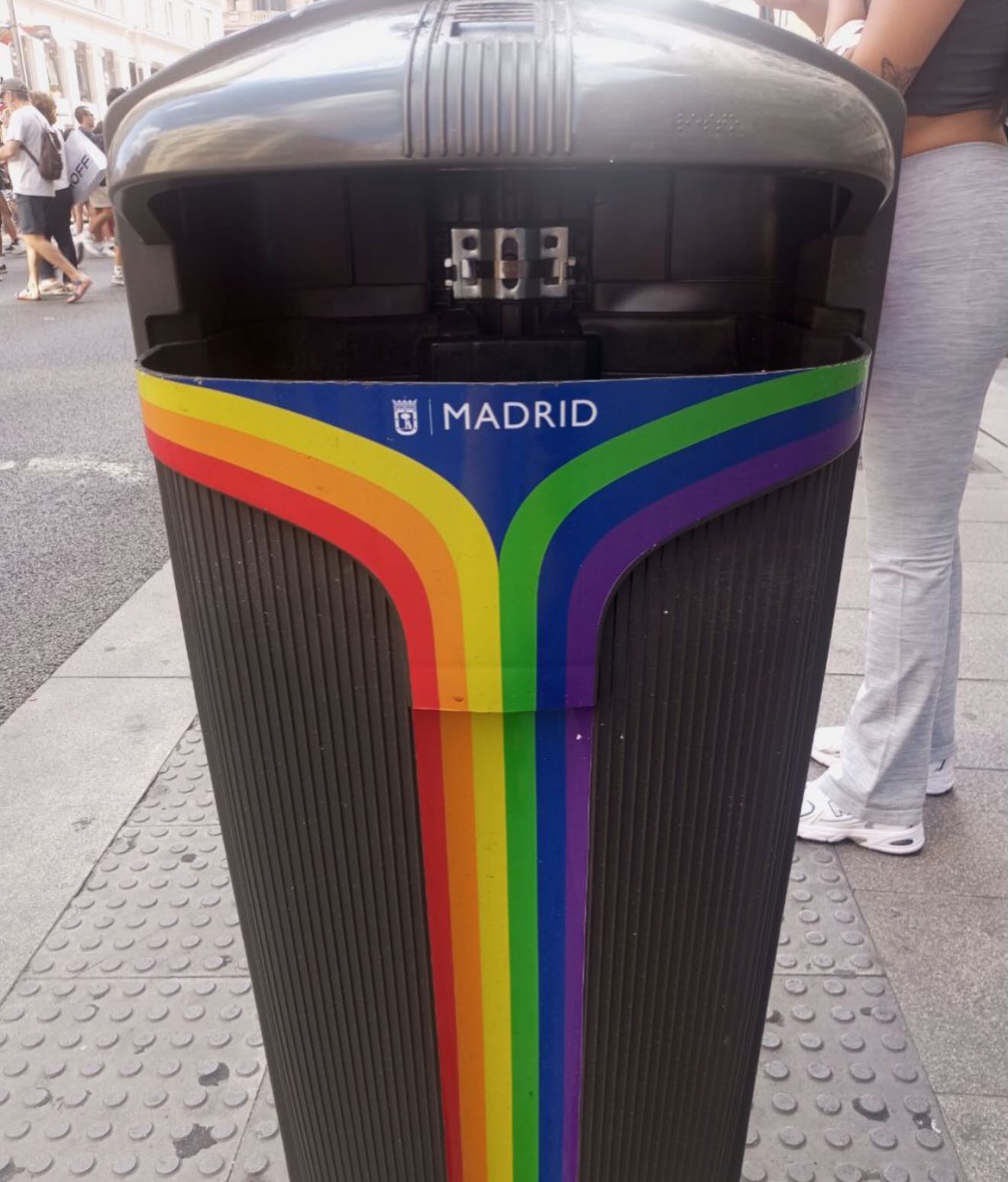 Este es e el mejor sitio que ha encontrado el ayuntamiento de madrid para poner la bandera arcoíris 🏳️🌈 , papeleras y cubos de basura . Este es el espacio urbano en el que cree que debe estar … no se vosotres , pero suena a provocación. Almeida al cubo de reciclar ♻️