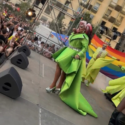 Reflexión tras el mensaje de @laplexy en @madorgullo:
Unidad sí, pero NO a costa de invisibilizar. 🏳️⚧️🏳️🌈
Durante su discurso, La Plexy pidió que estemos “todos unidOs”, sin “subgrupos” ni “guetos”, y criticó que “nos machaquemos entre nosotrOs”.
Y aunque entendemos la intención (porque muchas compartimos el deseo de fuerza y unión frente a los discursos de odio), necesitamos señalar algo importante desde el cuidado y la responsabilidad colectiva.
💬 El lenguaje importa.
Usar únicamente masculino genérico no es neutro. Invisibiliza a muchas personas que forman parte del colectivo: personas trans, no binaries, boller4s, marik4s que no usamos ese pronombre… Y no es solo una cuestión formal: es una cuestión de existencia.
🧩 No hay "subgrupos", hay luchas concretas.
Nombrar como "guetos" a los espacios que han sido creados por quienes históricamente han sido marginades dentro del propio colectivo es injusto.
Esos espacios no dividen, protegen.
No fragmentan, resisten. Son una respuesta digna a desigualdades reales: el racismo, la gordofobia, el capacitismo, la transfobia, el clasismo…
🔍 La crítica no es ruptura, es cuidado.
Decir que “nos machacamos entre nosotrOs” puede sonar a llamada al silencio. Pero muchas veces, esas críticas vienen de quienes ya han tenido que callar demasiado. Cuestionar privilegios dentro del colectivo no es destruirlo, es fortalecerlo. Porque no hay orgullo posible si no nos podemos mirar de frente y decirnos las verdades que duelen.
🤝 La unidad no exige borrarnos, exige reconocernos.
No se trata de pensar todes igual, ni de vestirnos igual, ni de hablar desde el mismo lugar. Se trata de abrir espacios donde todas las voces, especialmente las más silenciadas, puedan sonar. La unidad no es callar las diferencias, es construir desde ellas.
💜 Querida Plexy, sabemos que tienes un gran altavoz y que tu mensaje nace del deseo de que el colectivo esté fuerte y unido. Pero te pedimos (con cariño) que también ese altavoz nos incluya a todes. Porque no podemos seguir dejando fuera a quienes históricamente han sostenido este movimiento desde los márgenes.
Feliz Orgullo LGTBIAQ+✊🏽🏳️🌈🏳️⚧️