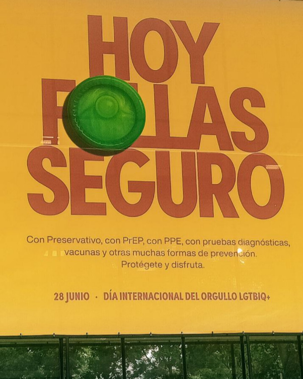 🤔¿Esto es prevención o estereotipo?
Durante el recorrido del Orgullo de Madrid, miles de personas se van a encontrar con este cartel del Ministerio de Sanidad:
“HOY FOLLAS SEGURO”, acompañado de un preservativo gigante y un mensaje sobre métodos de prevención (PrEP, PPE, condón, pruebas, vacunas…).
Desde el colectivo queremos abrir este espacio de reflexión con vosotres:
👉 ¿Dónde está el límite entre un mensaje directo y uno que reduce nuestra existencia a lo sexual?
👉 ¿Es esta una campaña útil para hablar de salud sexual o reproduce clichés sobre el colectivo?
👉 ¿Qué otras realidades deberían ocupar también el centro del discurso institucional en fechas como esta?
El sexo seguro importa. Pero también la salud mental, la vivienda, el acceso al trabajo, el reconocimiento de identidades, la lucha antirracista, el derecho a una vida digna... todo esto también es SALUD.
💬 Os leemos. ¿Qué os transmite este cartel? ¿Cómo lo vivís? ¿Qué cambiaríais?
#Orgullo2025 #SaludSexual #LGTBIAQ #OrgulloVallekano #NoTodoEsSexo #PrEP #PPE #MinisterioDeSanidad #Debate #Sexualidad #ComunidadLGTBIAQ