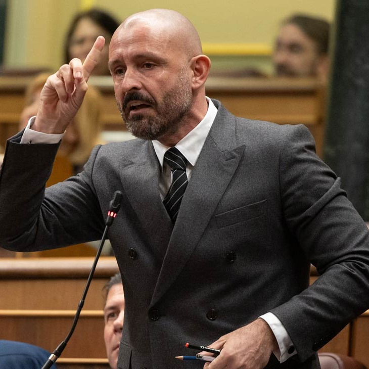 Jaime de los Santos ha sido nombrado vicesecretario de Educación e Igualdad del PP. Un post sobre troyanos, traiciones y resistencia. 👇
Gay, sí. Pero también la cara amable del pacto con Vox, el partido que nos señala, nos insulta y nos quiere fuera de lo público.
No se puede ir de "referente" LGTBIAQ+ mientras se legitima a Vox, partido que nos llama “pederastas” y “corruptores de menores”.
No es diversidad, es hipocresía institucional.
El PP de Ayuso, el suyo, ya recortó la ley trans y la LGTBIAQ+ en Madrid:
❌ Eliminó la autodeterminación de género
❌ Cerró el Consejo LGTBI+
❌ Quitó recursos educativos y contra la discriminación
Pero Jaime sigue sonriendo en las fotos.
Mientras tanto, Vox propone expulsar hasta 8 millones de personas migrantes, incluso ya nacionalizadas.
Entre ellas, miles de personas LGTBIQ+ que también son parte de nuestras redes, nuestras luchas y nuestras familias.
Vox también dice que la “ideología LGTBI+ ha fracasado” y que solo hemos creado “chiringuitos”, algo que repitierón en la junta municipal de puente de Vallecas con el aplauso del PP.
Quieren eliminar las leyes, cerrar asociaciones y borrarnos del espacio público, castigando nuestra actividad.
Pactar con Vox no es pragmatismo.
Es aceptar su violencia.
Es legitimar su odio.
Es poner en peligro a nuestra gente: migrante, trans, precaria, racializada, boller4, m4rica o no binaria.
Jaime de los Santos no es un aliado.
Es un TROYANO.
Lleva el discurso de los de fuera… desde dentro.
Y cada vez que sonríe en la foto, nos aleja del poder real.
No hay Orgullo posible mientras se firman pactos con quienes quieren que no existamos o recortando derechos.
✊🏽 No olvidamos.
📣 No blanqueamos.
🌈 Seguimos en pie.
#TroyanoNoAliado
#OrgulloEsResistencia
#NoSePactaConElOdio
#jaimedelossantos